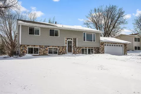 1061 Hillcrest Dr, Woodbury, MN 55125