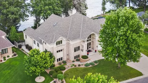 705 W River Pkwy, Champlin, MN 55316