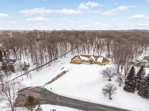 2031 Timberwood Dr, Chanhassen, MN 55317