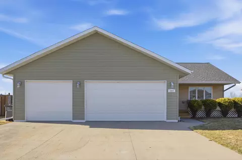 1527 41st Ave S, Moorhead, MN 56560