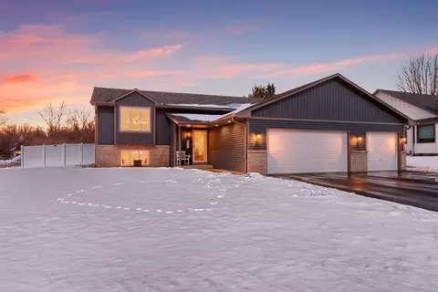 6356 11th St N, Oakdale, MN 55128