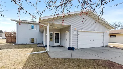 2933 Heatherwood Cir S, Moorhead, MN 56560