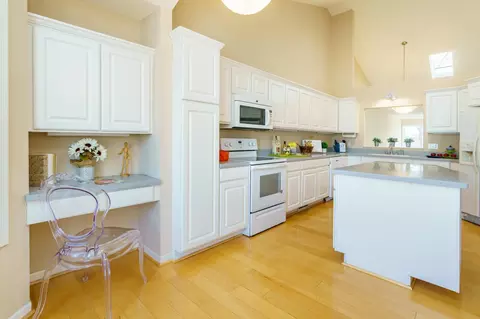 9125 Medley Cir, Golden Valley, MN 55427