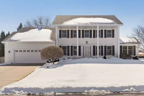 180 Red Oaks Dr, Vadnais Heights, MN 55127