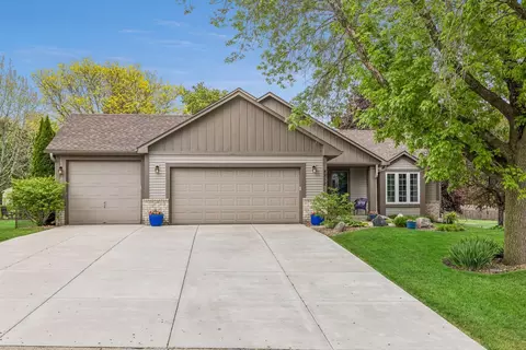 8852 Rainier Dr, Woodbury, MN 55125