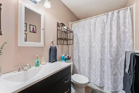 Bath - 1663 9th Ave SE, Rochester, MN 55904 photo 1 of 3