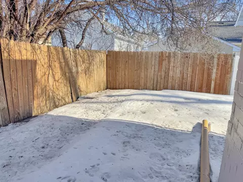Exterior - 809 11th Ave N, Fargo, ND 58102 photo 5 of 6