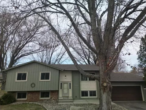 242 Stephen Ct, Chaska, MN 55318