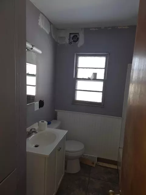 Bath - 918 Plainview Ln, Albert Lea, MN 56007 photo 1 of 2