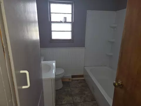 Bath - 918 Plainview Ln, Albert Lea, MN 56007 photo 2 of 2