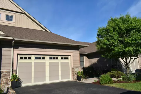 10726 Lyndale Bluffs Trl, Bloomington, MN 55420
