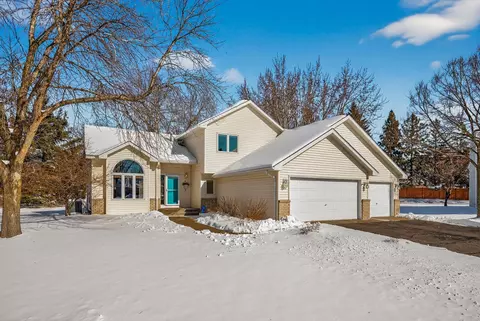 1157 Ridge Bluff Ct, Chaska, MN 55318