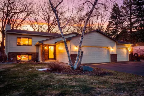 281 Woodridge Dr, Vadnais Heights, MN 55127