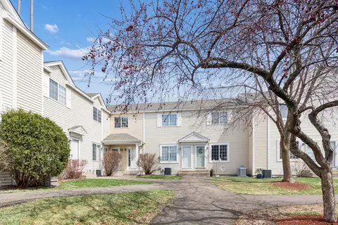 9060 Scarlet Globe Dr, Eden Prairie, MN 55347