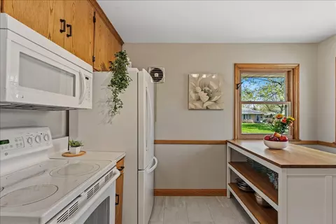 Kitchen - 221 E 94th St, Bloomington, MN 55420 photo 5 of 5