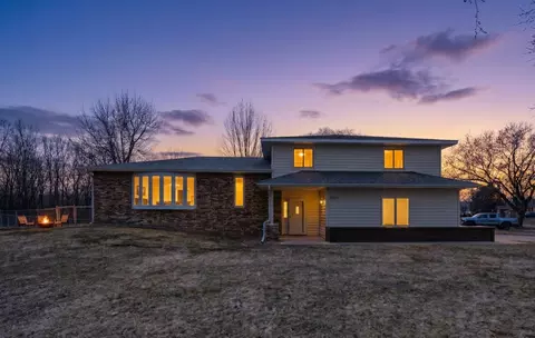 2063 Parkway Dr, North Saint Paul, MN 55109