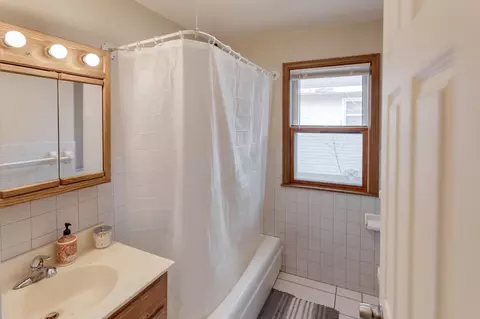 Bath - 1822 Oak St, Brainerd, MN 56401 photo 1 of 1