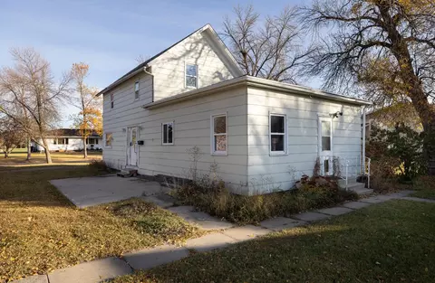 222 6th St NE, Hillsboro, ND 58045