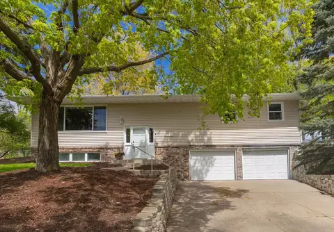 2220 Bossard Dr, Roseville, MN 55113