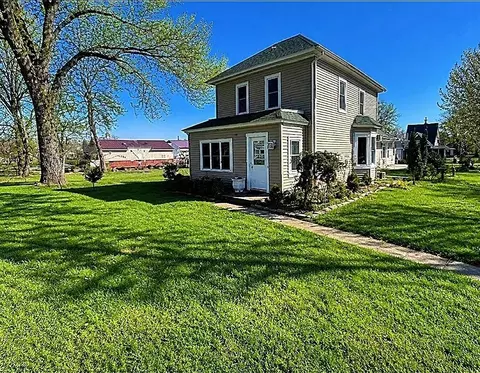 110 Mill St W, Winthrop, MN 55396