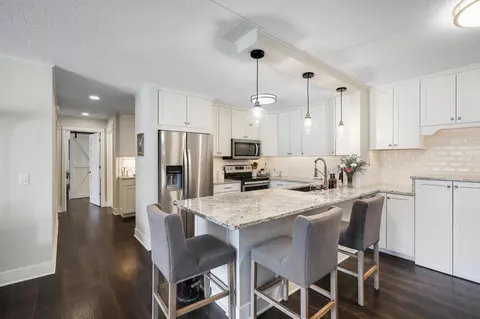 10511 Cedar Lake Rd #212, Minnetonka, MN 55305