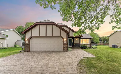 2358 Hilo Ave N, Oakdale, MN 55128