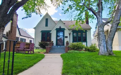 529 Saratoga St S, Saint Paul, MN 55116