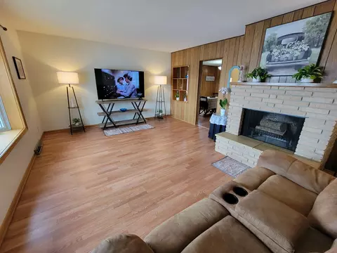 Living - 4018 N Eagle Rd, Willmar, MN 56201 photo 2 of 4