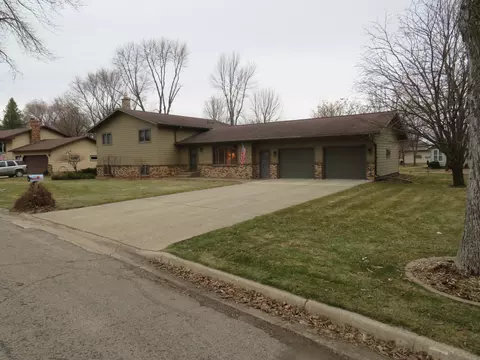 902 10th St S, Benson, MN 56215