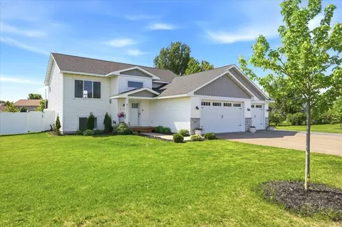 811 Brady Ln, New Richmond, WI 54017