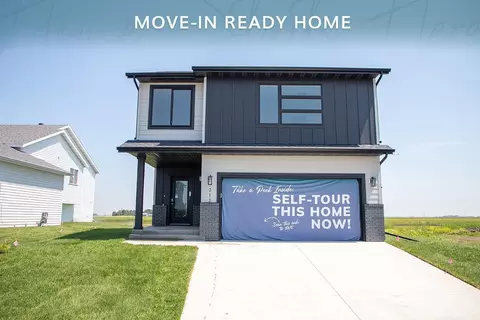 212 Lionheart Dr, Horace, ND 58047