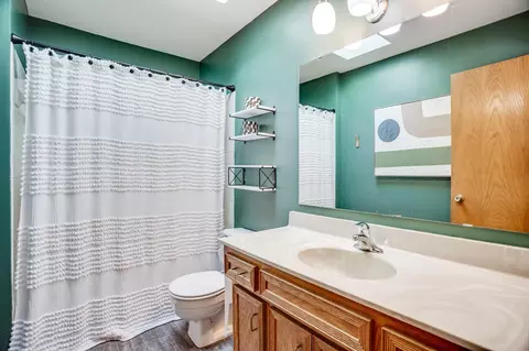 Bath - 4222 Yorktown Dr, Eagan, MN 55123 photo 2 of 3