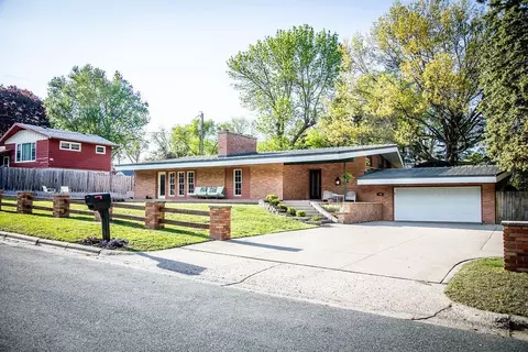 130 Fairlawn Ave E, Winsted, MN 55395
