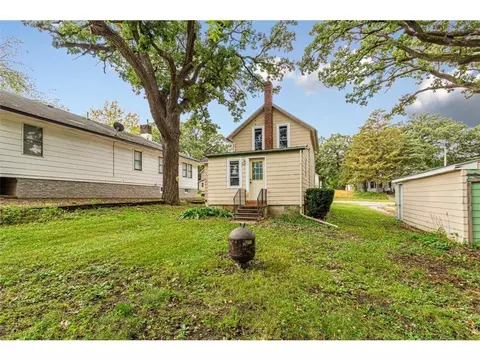 414 3rd St NE, Waseca, MN 56093