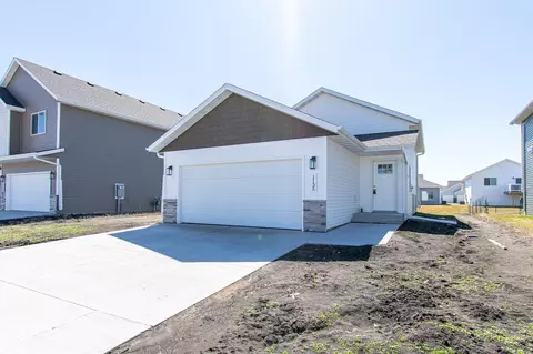 1135 Jill Dr W, West Fargo, ND 58078