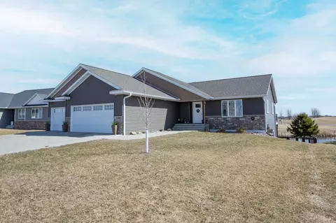 2206 Rolling Green Ln, North Mankato, MN 56003