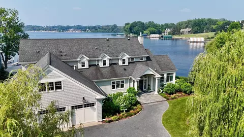 1105 Ferndale Rd W, Wayzata, MN 55391