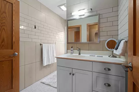 Bath - 1120 8th Ave N, Saint Cloud, MN 56303 photo 3 of 7