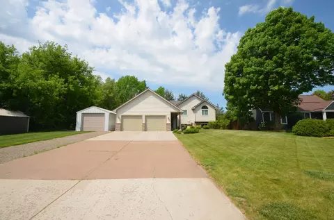 31066 Cedar Ridge Dr, Lindstrom, MN 55045