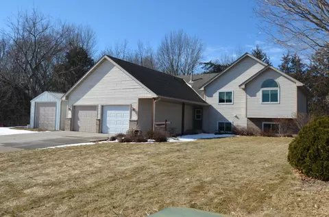 31066 Cedar Ridge Dr, Lindstrom, MN 55045