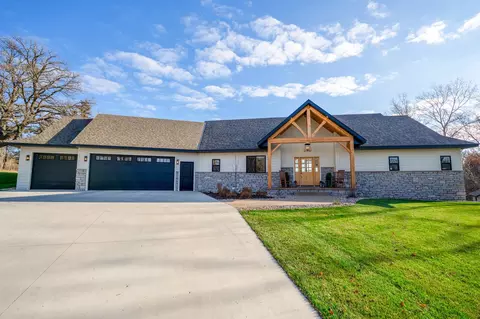 131 Pine St NW, New London, MN 56273