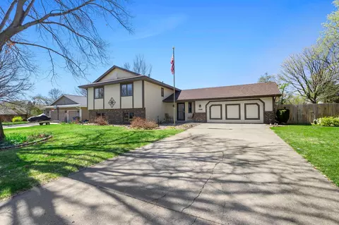 1286 Emerald Ln, Shakopee, MN 55379