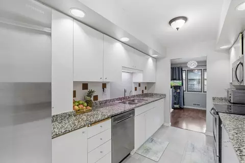 67 Walden St, Burnsville, MN 55337