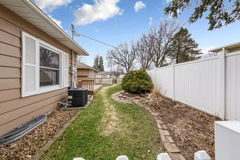 Exterior - 1172 6th Ave SW, Faribault, MN 55021 photo 6 of 10
