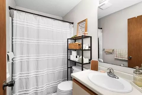 Bath - 2425 Vermilion Rd, Duluth, MN 55803 photo 1 of 2