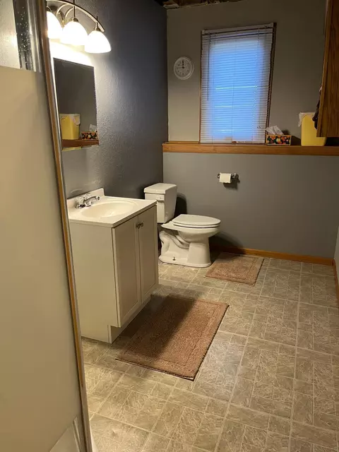 Bath - 2904 Monroe Pl, Saint Cloud, MN 56303 photo 2 of 3
