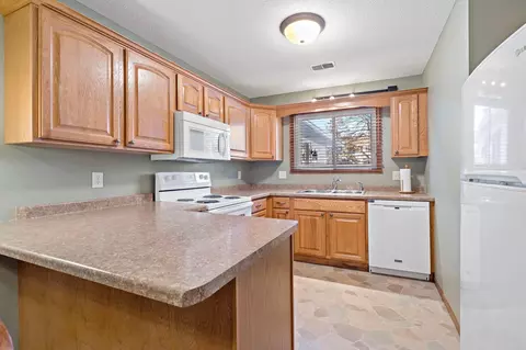 7570 15th Street Ln N, Oakdale, MN 55128
