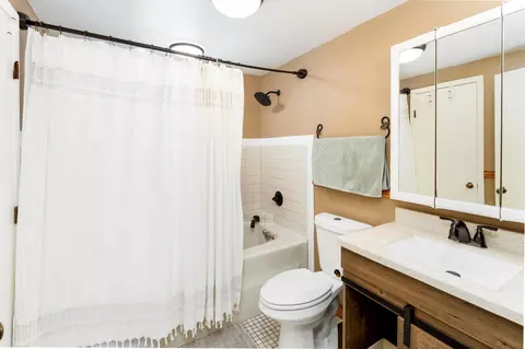 Bath - 4286 Lavaque Rd, Hermantown, MN 55811 photo 2 of 3