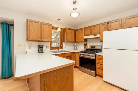 Kitchen - 1817 Ruby Cir, Shakopee, MN 55379 photo 2 of 5