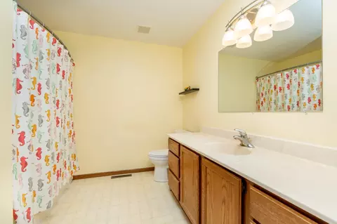 Bath - 1817 Ruby Cir, Shakopee, MN 55379 photo 1 of 2